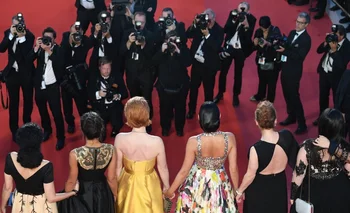 Actrices tomadas de la mano en el medio de la escalera de Cannes, a modo de protesta