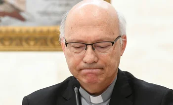 El obispo Luis Fernando Ramos anunció el viernes que todos los prelados chilenos ponían sus cargos a disposición del Papa por el escándalo de abusos sexuales.