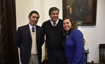 El nuevo presidente, Miguel Sanguinetti; el presidente saliente, Jorge Riani; y la flamante segunda vicepresidenta, María del Pilar Camy.<br>