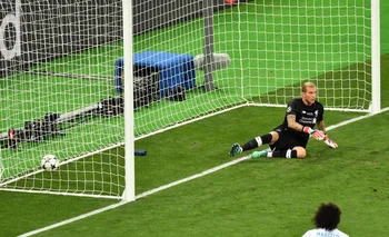Loris Karius tras su error en el gol de Gareth Bale - AFP / Sergei SUPINSKY
