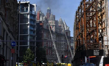 Bomberos combaten el fuego en el Hotel Mandarin Oriental de Londres.