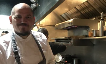Eduardo García en la cocina de su restaurante Máximo Bistrot, uno de tres que tienen en la Ciudad de México.