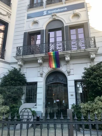 Edificio de Scotiabank luce la bandera LGBT