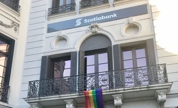 Edificio de Scotiabank luce la bandera LGBT