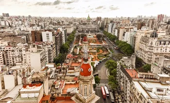 Las grandes avenidas, los cafés, las librerías y ese dejo europeo de Buenos Aires no siempre se ve en el resto del país.