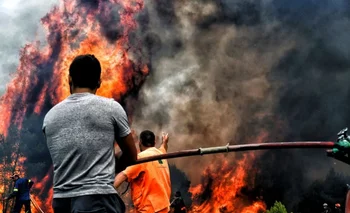 24 de julio: bomberos y voluntarios intentan extinguir las llamas de un incendio en la aldea griega de Kineta.
