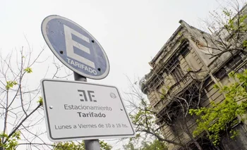 La intendencia de Montevideo aumentará las tarifas de estacionamiento y extenderá el sistema. A.Cuenca