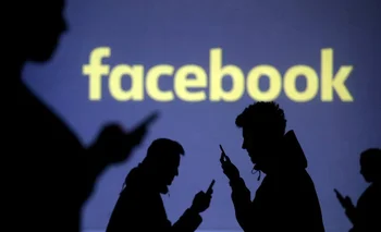Las acciones de Facebook se desplomaron este jueves después de que la empresa anunciara que su ritmo de ganancias está disminuyendo frente a un aumento en los gastos.