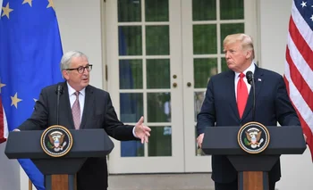 Jean-Claude Juncker, presidente de la Comisión Europea, junto al primer mandatario, Donald Trump.<br>