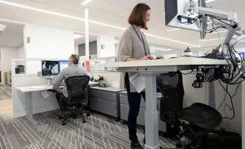 Muchas empresas han optado por escritorios y computadoras que permiten trabajar de pie.