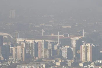 El Estadio Nacional de Santiago bajo el smog