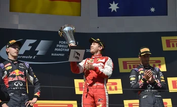 Sebastian Vettel en lo más alto del podio de Hungría