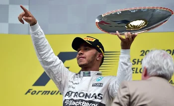 Hamilton exultante en el podio de Spa