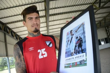 Joaquín Ardaiz recibe el premio como revelación de Fútbolx100