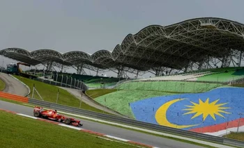 Un coche de Ferrari a toda velocidad en el circuito de Malasia
