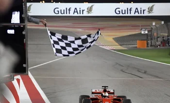 Sebastian Vettel cruza la meta en Baréin<br>