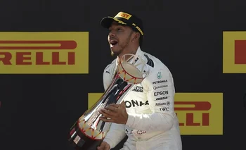 Lewis Hamilton celebra su triunfo en el podio de España<br>