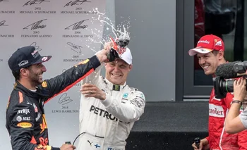 Bottas celebró con Ricciardo y Vettel en el podio de Austria