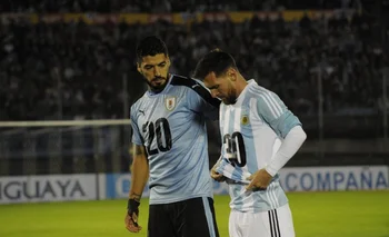 Luis Suárez y Lionel Messi con camisetas que promocionaron el Mundial 2030 