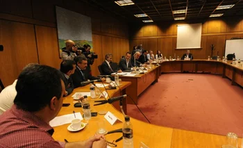 Saravia y los diputados en la comisión