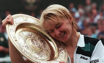 Jana Novotna con su trofeo de Wimbledon en 1998