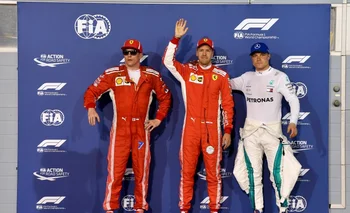 Vettel celebra la pole; a su lado, Raikkonen y Bottas