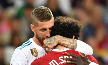 Sergio Ramos consuela a Mohamed Salah