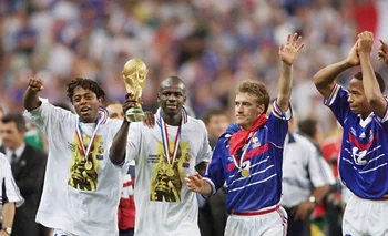 Diomede, Thuram, Deschamps y Henry festejando el título de 1998
