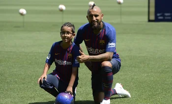 Arturo Vidal junto a su hijo en la presentación de FC Barcelona