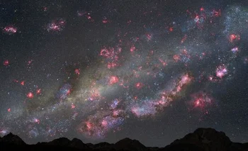 Diseño de un artista sobre cómo se vería el cielo de un planeta similar a la Tierra en una galaxia como la Vía Láctea hace 10 mil millones de años