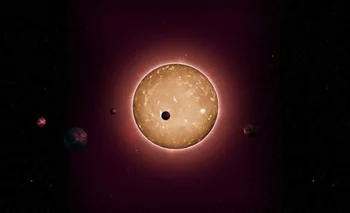 Una recreación de cómo se vería la estrella y los planetas que orbitan a su alrededor