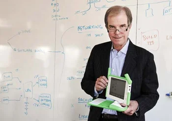 Nicholas Negroponte, exdirector del Massachusetts Institute of Technology Media Lab y fundador de One Laptop Per Child 