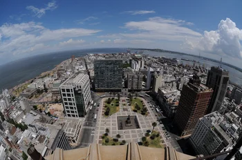 Vista de la Plaza Independencia desde lo alto del Palacio Salvo