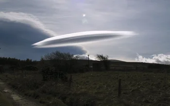 Una nube lenticular, con forma de platillo volador.