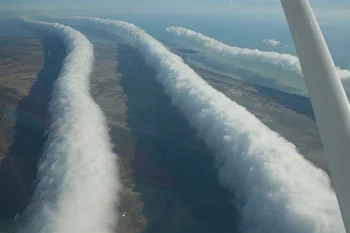 Nubes "campanita" (Morning glory clouds) sobre Queensland, Australia. Si bien son bastante ocurrentes en este país, los científicos aún no están serguros de cómo se forman.
  