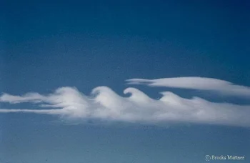 Las nubes Kelvin Helmholtz son inusuales. Adquieren la forma de una ola cuando dos corrientes separadas de aire en la atmósfera fluyen una al lado de la otra, a diferentes velocidades. Esta interacción causa turbulencia en el punto de contacto entre dos bloques de aire, lo que deriva en esta extraña estructura.