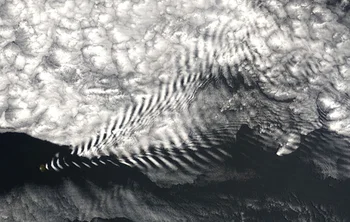 Estas nubes de ondas de gravedad se formaron cuando el aire se desvió hacia arriba y sobre una pequeña isla.